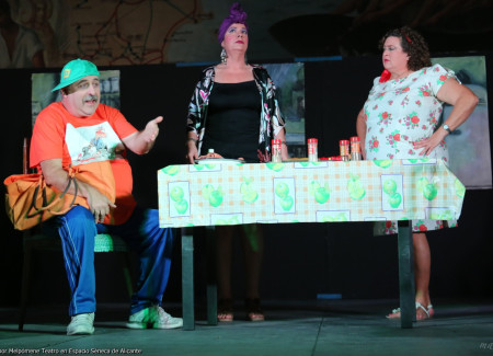 PACO LE EXPLICA A MARTA Y A "LA CHIQUI" COMO ES EL COCHE DE SU CUÑADO