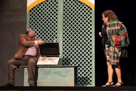 FIDEL (JOSÉ MANUEL VIDAL) ROBA 6 MILLONES DE EUROS Y DECIDE IRSE CON SU MUJER, ROSA (ISABEL PARDINES) A GINEBRA